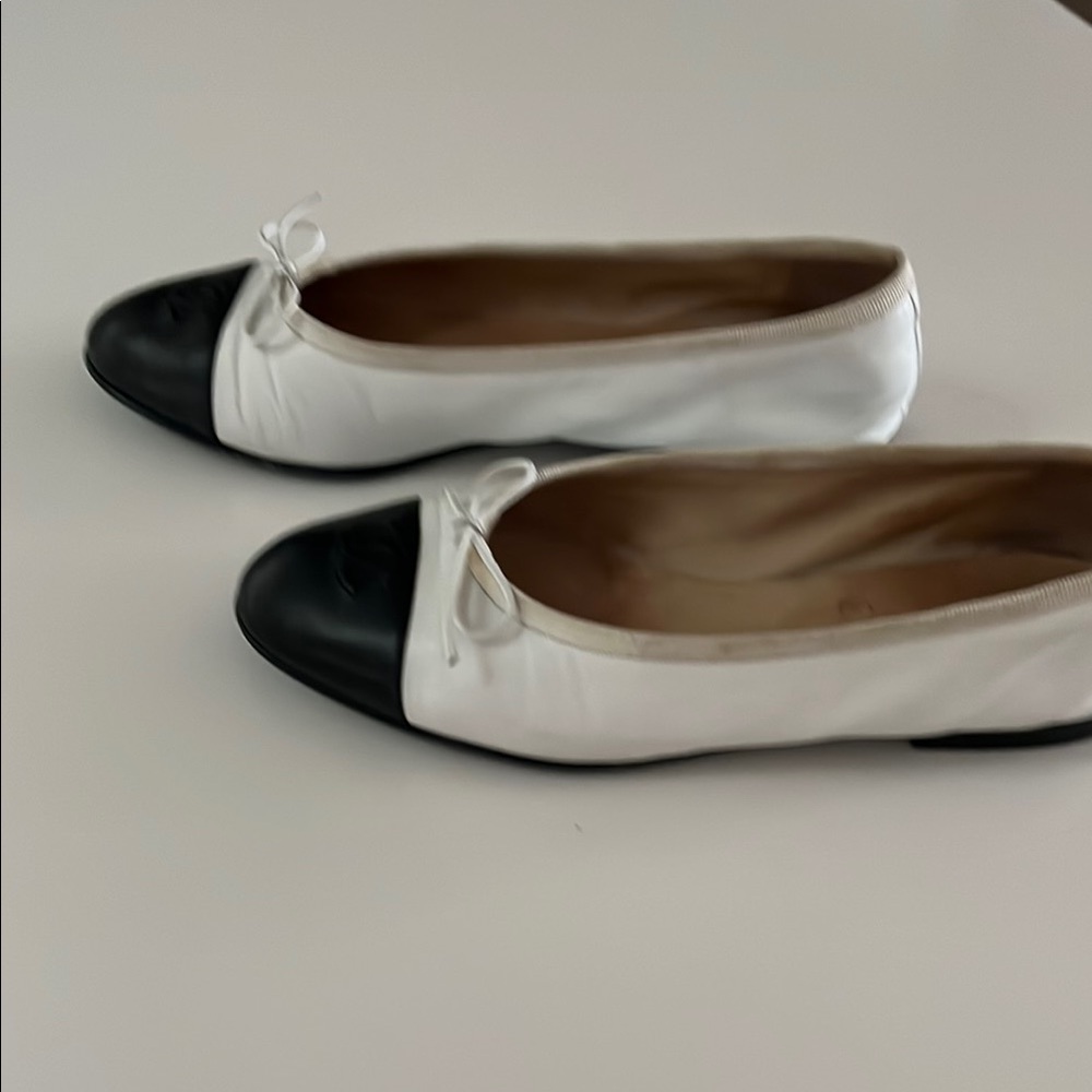 Elegant Two-Tone Women's Flats